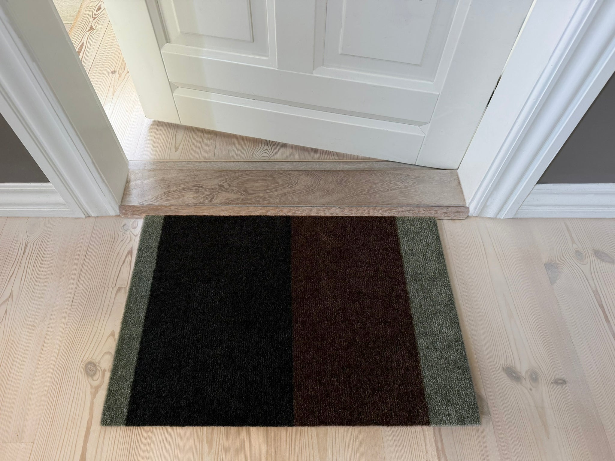 FUSSMATTE 40 x 60 cm – STRIPES GRÜN / BRAUN